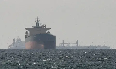 Iran fires warning shots at ship in Hormuz - 1
