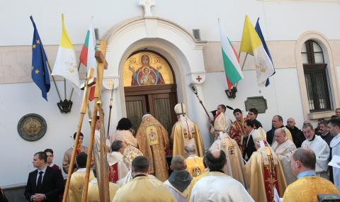 Издигат Апостолическата екзархия в ранг на епархия - 1