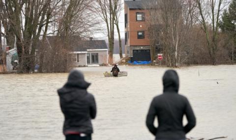 Хиляди евакуирани след наводнения в Канада - 1