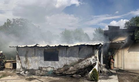 Пожар унищожи част от склад на Овощарския институт в Пловдив - 1