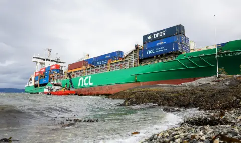 Пожар на товарен кораб край Аляска - 1