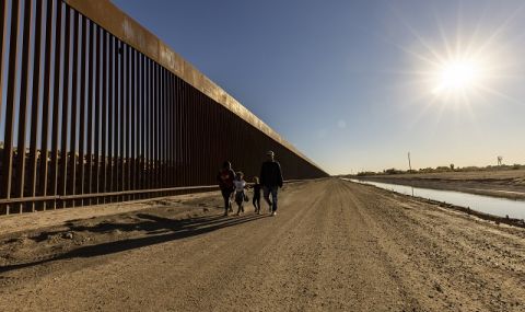 Преграда! Мигранти критикуват нова стена от контейнери на границата между Мексико и САЩ - 1