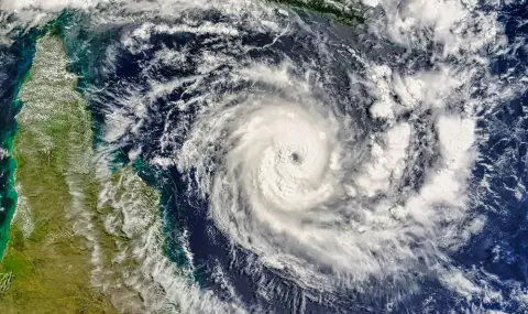 Ураганът „Габриел“ отслабна до тропическа буря след преминаване през Азорите - 1