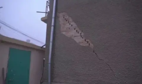 Entire neighborhood in Lom collapses  - 1