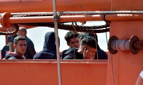 Напрежение! Мигранти заливат Гърция - 1