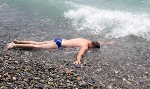 Морето изхвърли труп на млад летовник на плажа пред хотел - 1