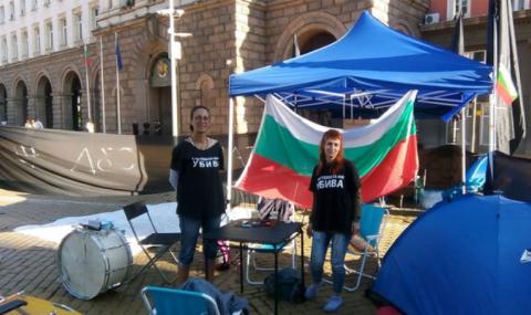 Ден 124: Изнасят болнични легла пред Министерския съвет - 1