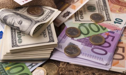 Доларът умерено поевтинява към еврото и паунда - 1