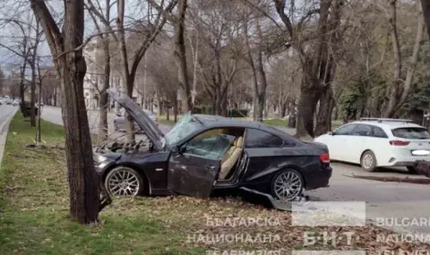 Шофьор на кокаин и амфетамини размаза колата си пред сградата на Община Варна  - 1