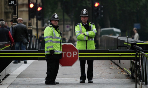 Британската полиция задържа камион с 27 имигранти - 1