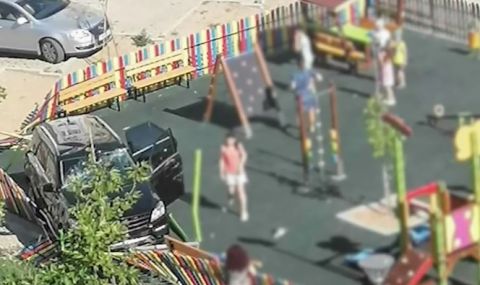 Кола се вряза в детска площадка в Сливен - 1