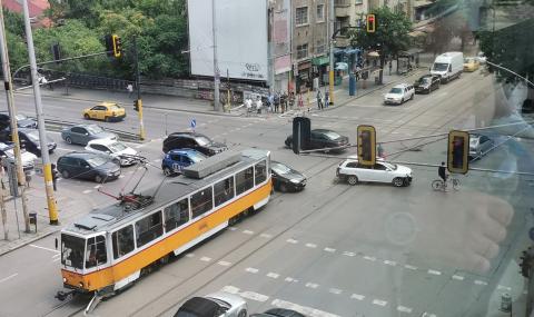 Зрелищно меле с трамвай и три коли в центъра на София (СНИМКА) - 1