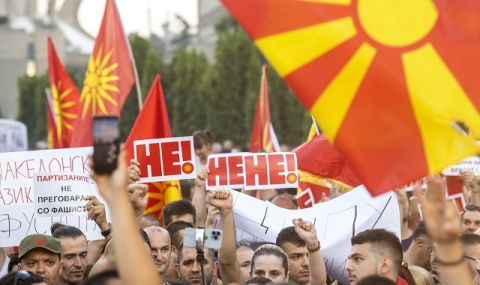 Опозиционните партии в Северна Македония се разграничават от провокаторите в протеста, обвиняват полицията за тях - 1