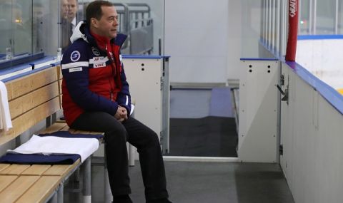 Медведев: Зеленски ще подпише всичко, което му пратят отгоре - 1