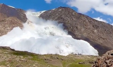 Уникални кадри! Туристи заснеха приближаваща лавина - 1