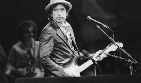 Боб Дилън се извини, че е подписвал книгите си с машина - 1