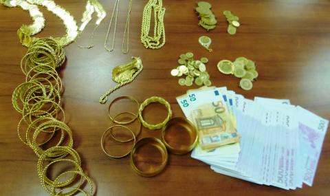 Митничари откриха 2 кг злато и пари между храни - 1