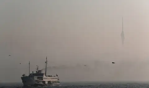 Bosphorus in fog: Istanbul's sea lanes temporarily closed  - 1