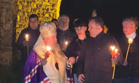 Хиляди посрещнаха Благодатния огън на Царевец