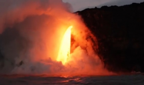 Водопад от лава се изля в морето край Хавай (ВИДЕО) - 1