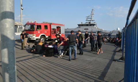 76 мигранти са спасени от морето край остров Закинтос - 1