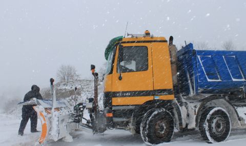 Снегът ограничи движението по АМ "Тракия", евакуират закъсали хора в Шуменско - 1