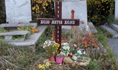 Известна личност ходи всеки месец на гроба на Желю Желев - 1