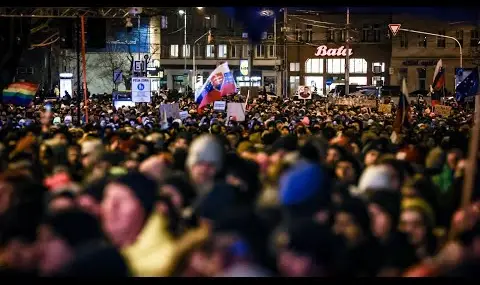 В Братислава излязоха на протест срещу проруската политика на кабинета на Фицо  - 1