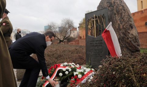 Русия разгневи Варшава, след като свали полско знаме от военен мемориал - 1