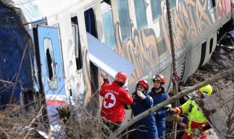 След влаковата катастрофа в Гърция: Падна главата на началника на полицията  - 1
