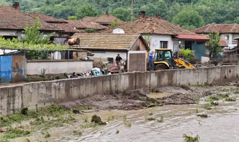 В Тича пробиват дупки в стените на къщите си, за да изкарат тинята и водата навън