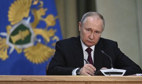 Наказаха руски политик, защото е слушал речта на Путин със спагети на ушите - 1