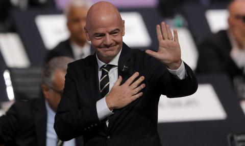 Президентът на ФИФА отдаде почит на легенда на Левски - 1