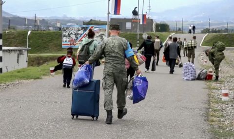 Вече 100 хиляди души избягаха от Нагорни Карабах в Армения - 1