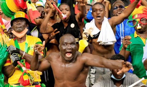 Африка: Историята на един прекъснат футболен мач с пожар и резачка - 1