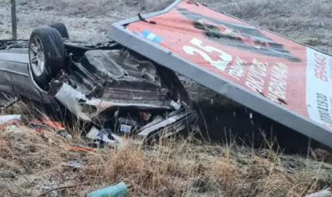 Кола катастрофира на магистрала "Тракия", блъсна билборд, който падна върху купето  - 1
