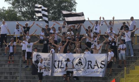 Феновете на Славия към Венци Стефанов: Ще останете само вие и "смеещият се човек"! - 1