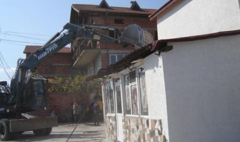 Събориха незаконни постройки в Пловдив - 1