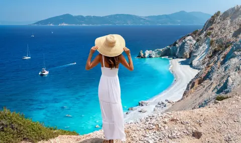 Greeks want fewer but richer tourists  - 1