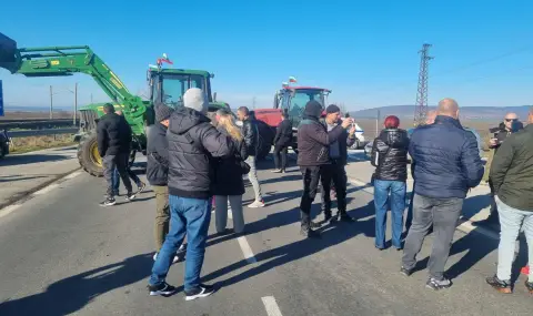 Над 30 животновъди организираха безсрочна блокада на пътя край село Сигмен - 1