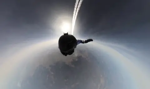 Jump from 10 thousand meters: Russian paratroopers made a landing from the stratosphere  - 1