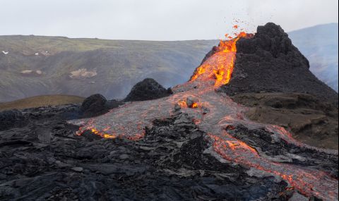 Отровни газове от изригнал вулкан заплашват село в Исландия  - 1