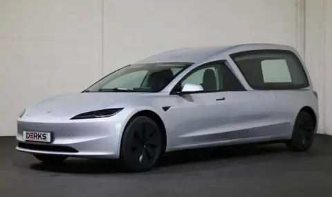 Превърнаха Tesla Model 3 в ... катафалка - 1