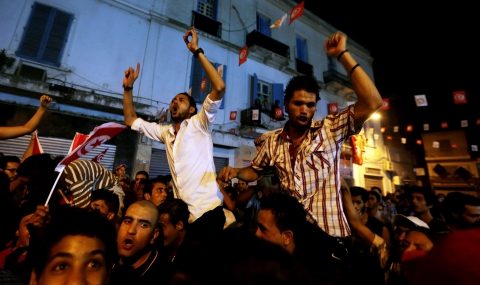 Тунис обхванат от протести. Един загина от граната сълзотворен газ - 1
