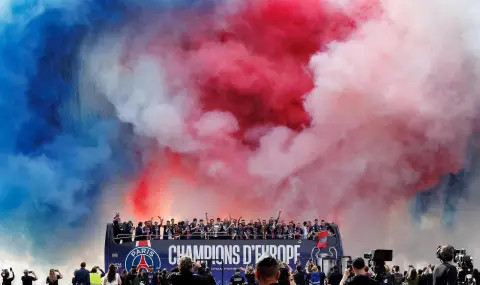 Уникален парад на ПСЖ в Париж (ВИДЕО+ СНИМКИ) - 1