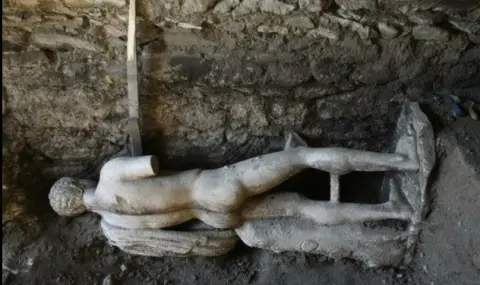 Археолози откриха 2000-годишна статуя на Хермес в канализацията на Хераклея Синтика - 1