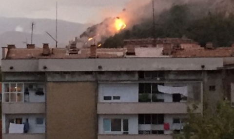 Пожар горя на Младежкия хълм в Пловдив - 1