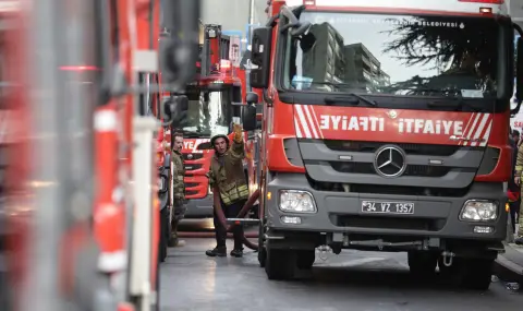 Огромен пожар бушува в Истанбул, няколко часа пожарникарите не могат да го овладеят - 1