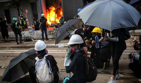 Напрежението в Хонконг ескалира! Полицията стреля по активист - 1