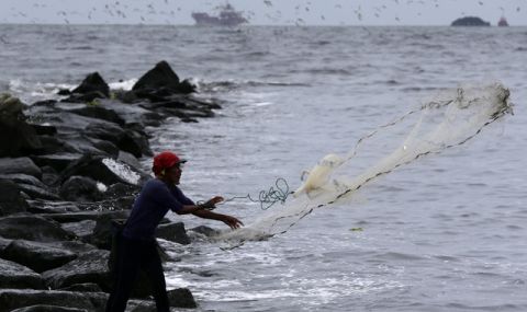 Търговски кораб блъсна лодката на филипински рибари, загинаха трима - 1